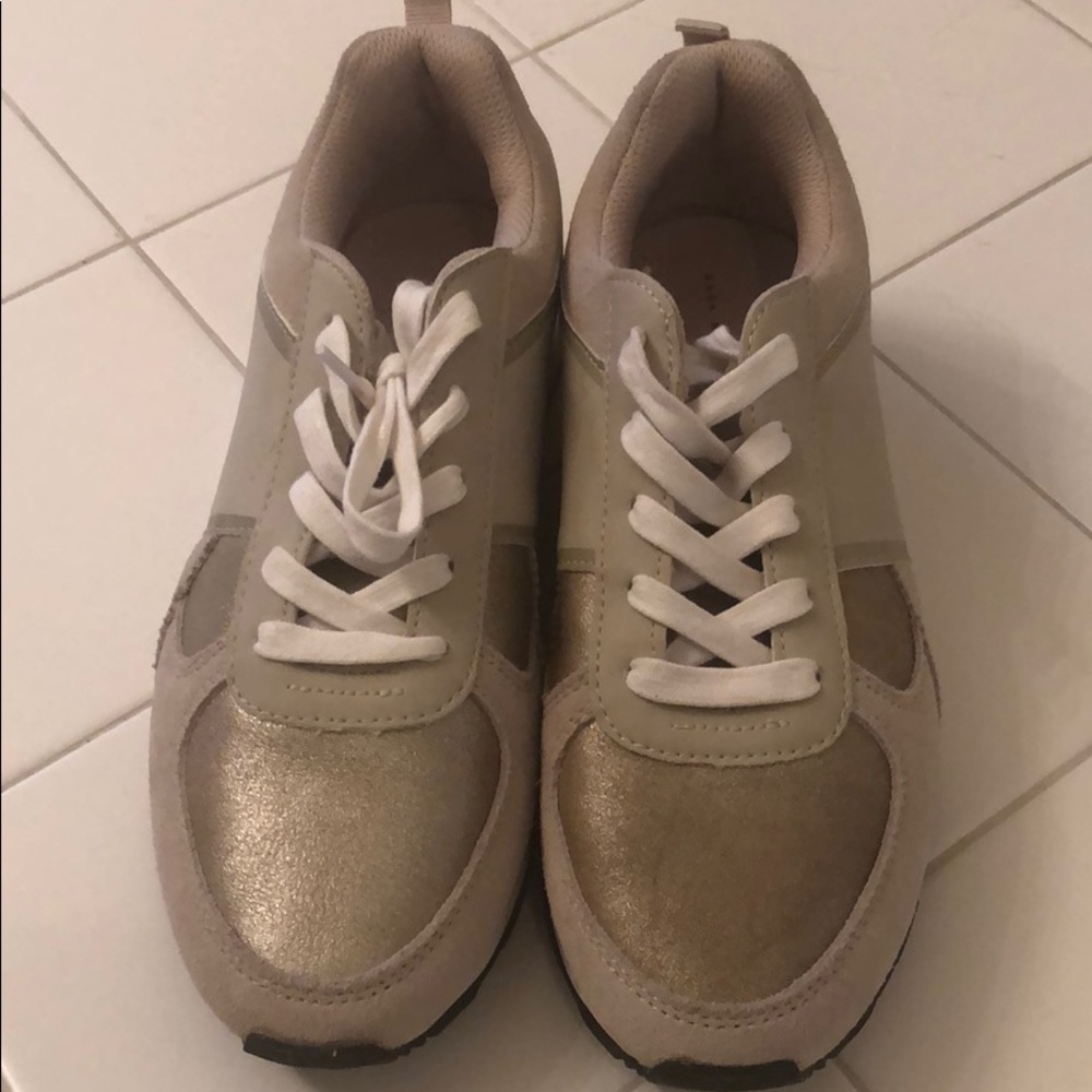Brand new Zara tan/gold sneakers!!